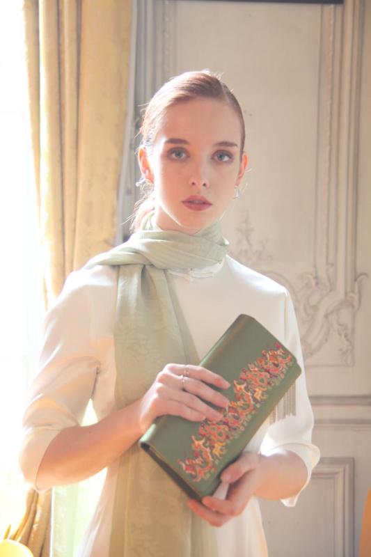 A model shows silk scarves and handbags at the Paris China Cultural Center on June 5, 2018. (Photo provided to Chinaculture.org)