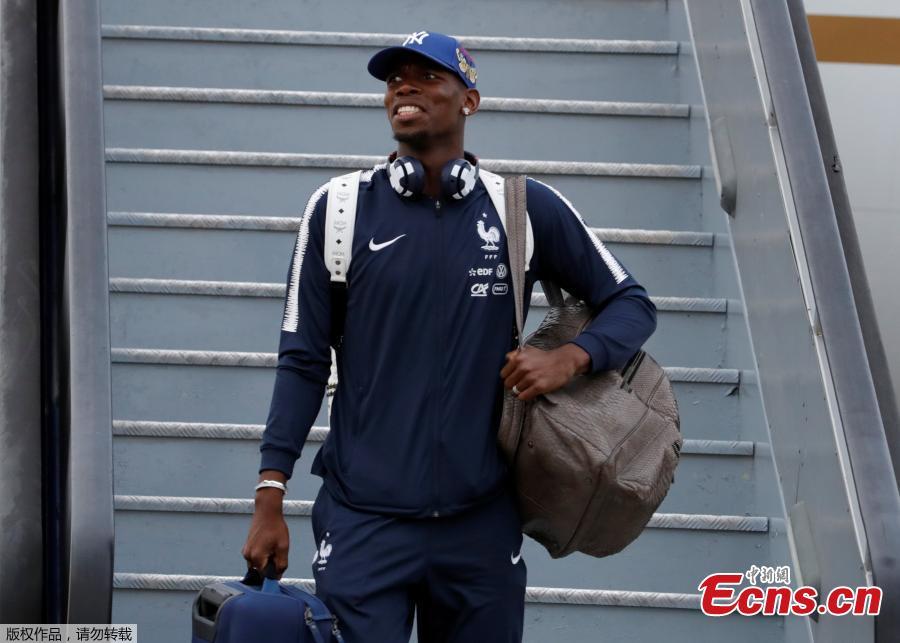 Paul Pogba disembarks the plane as the France national soccer team arrive at the Sheremetyevo international airport, outside Moscow, Russia, June 10, 2018 to compete in the 2018 World Cup in Russia. (Photo/Agencies)