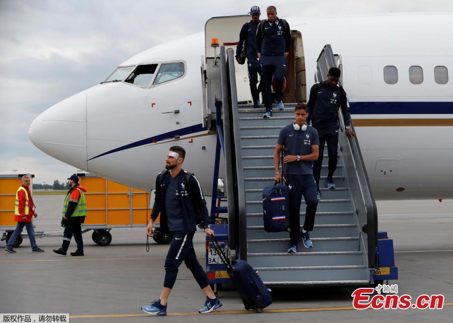 Olivier Giroud disembarks the plane as the France national soccer team arrive at the Sheremetyevo international airport, outside Moscow, Russia, June 10, 2018 to compete in the 2018 World Cup in Russia. (Photo/Agencies)