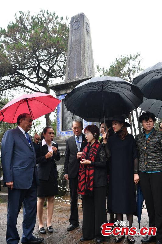 Hung Hsiu-chu, former chairwoman of Kuomintang in Taiwan, leads a delegation to pay homage to deceased soldiers of the Chinese Expeditionary Force who died while fighting the Japanese army in World War II in Myanmar, at a martyrs\' cemetery in Tengchong County, Southwest China\'s Yunnan Province, June 11, 2018. (Photo: China News Service/Liu Ranyang)