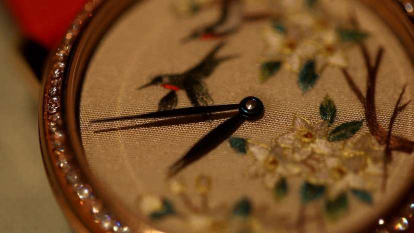 Su Embroidery (Photo/CGTN)
Ink wash painting is known to be one of the greatest art forms. Did you know that a needle and thread can also be a craftsmen\'s tool to recreate the most beautiful scenery of nature?
Born in 1988, Zhang Xue has created numbers of exquisite works with his delicate fingers, and is thus regarded as one of the best male embroiderers.