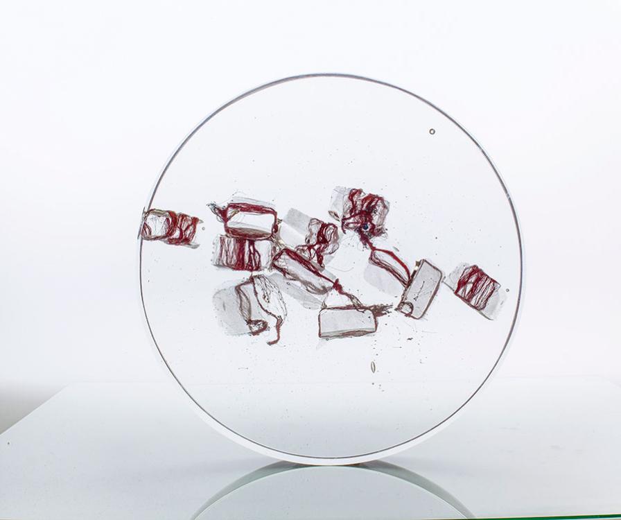 Exhibition Invisible Dialogshows artist Zhu Liyue\'s explorations to bring out the illusive beauty of glass and a magic play of light and shadow. (Photo provided to China Daily)
The Czech Republic has been internationally recognized for producing high quality glass, as well as craftsmanship and innovative designs with the material. This long-standing tradition greatly nourished Chinese artist Zhu Liyue when she studied at the country\'s Kamenicky Senov Glass School from 2009 to 2012.
For more than a decade, Zhu has incorporated what she learned from Czech glassmaking philosophy with her Chinese cultural DNA in the creation of her eye-pleasing glass works.
At her ongoing exhibition in Beijing\'s 798 art district, Invisible Dialog, Zhu shares her explorations to bring out the illusive beauty of glass and a magic play of light and shadow. It runs at the Ici Labas gallery through July 1.
The Lake series features light flowing and graceful positions of lotus flowers, remitting a touch of poetry and tranquility. The As Sweet as Candy series conveys a warm feeling. The Heavenly Book series dwells on the variations of Chinese characters.
Lights at the exhibition are only cast upon these transparent objects to create enthralling shadows on the wall, which Zhu says makes her works complete.