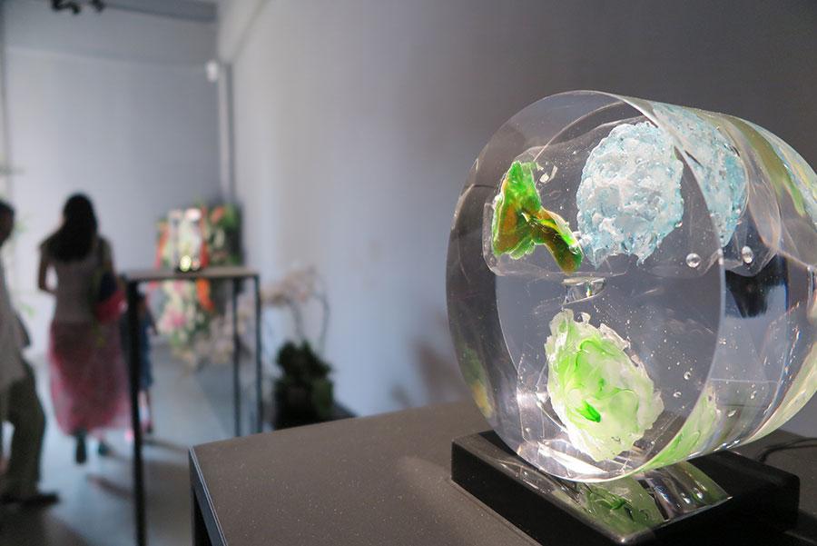 Exhibition Invisible Dialogshows artist Zhu Liyue\'s explorations to bring out the illusive beauty of glass and a magic play of light and shadow. (Photo provided to China Daily)