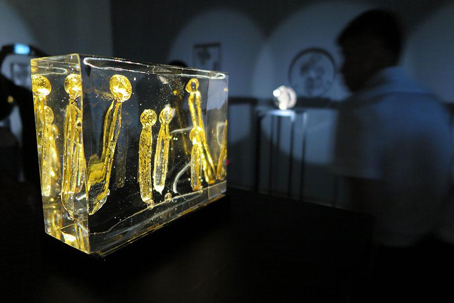 Exhibition Invisible Dialogshows artist Zhu Liyue\'s explorations to bring out the illusive beauty of glass and a magic play of light and shadow. (Photo provided to China Daily)