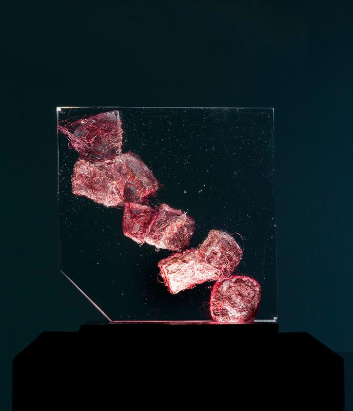 Exhibition Invisible Dialogshows artist Zhu Liyue\'s explorations to bring out the illusive beauty of glass and a magic play of light and shadow. (Photo provided to China Daily)