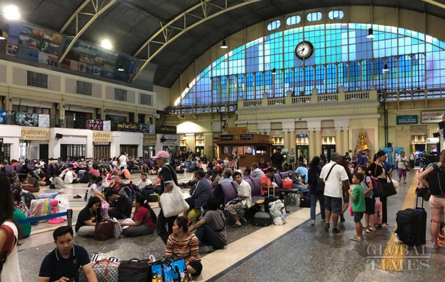 Passengers wait in Bangkok railway station. A new railway station is now under construction in the city. (Photo: Chu Daye/GT)