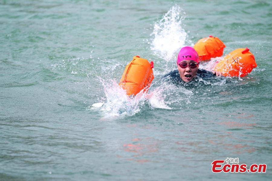 A participant competes in a swimming race across the Yellow River in Xunhua Salar Autonomous County, Northwest China’s Qinghai Province, June 24, 2018. The race on China’s second longest river was 500 meters long. (Photo: China News Service/Zhang Tianfu)