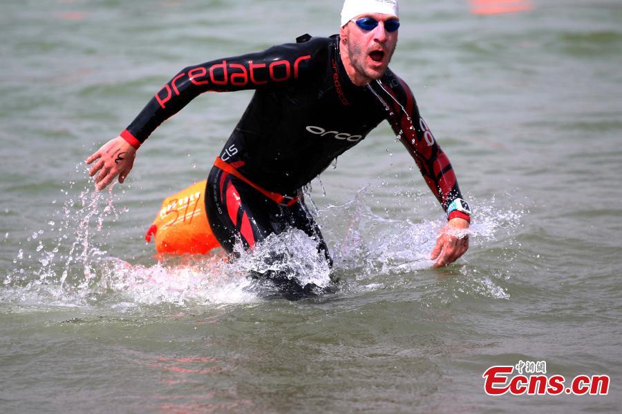 A participant competes in a swimming race across the Yellow River in Xunhua Salar Autonomous County, Northwest China’s Qinghai Province, June 24, 2018. The race on China’s second longest river was 500 meters long. (Photo: China News Service/Zhang Tianfu)