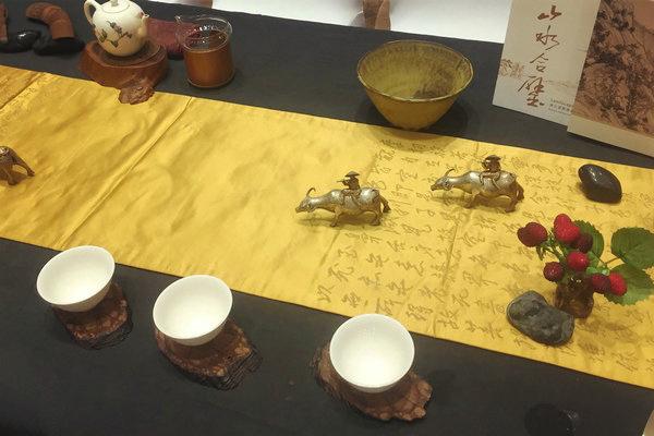 A tea table at the First Exchange of Tea Culture Between Beijing and Taiwan, Beijing, June 24, 2018. (Photo provided to chinadaily.com.cn)
Chen Yunjun, standing director of China International Tea Culture Institute, talked about the differences of tea culture in China and Japan as well as the relation between Chinese tea culture and Zen.
\