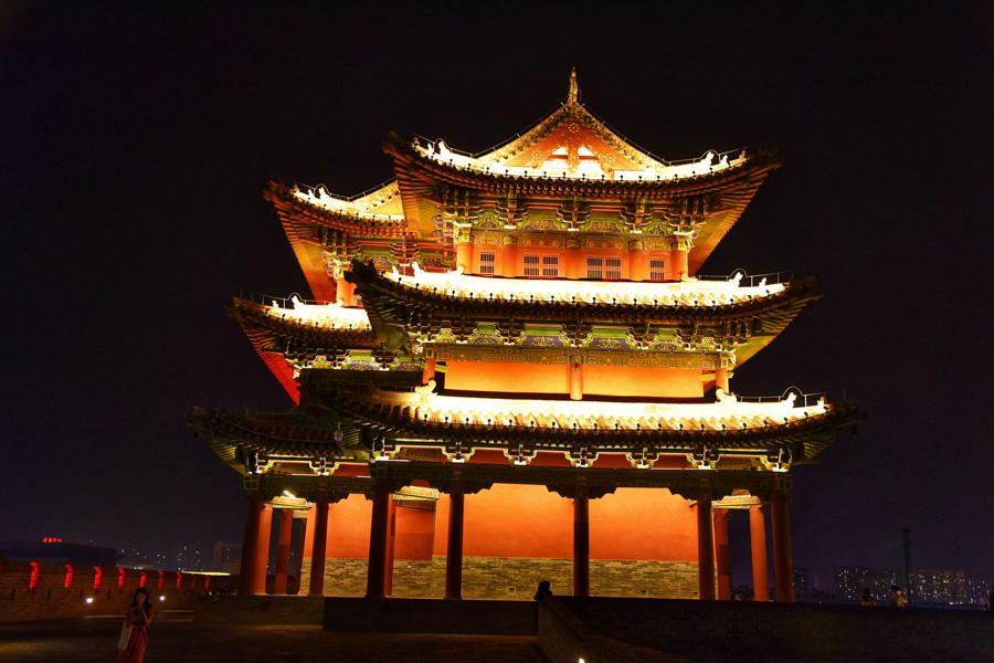 Datong city wall is one of the most well-preserved city walls in China. It\'s bigger and taller than the ones in Pingyao and Xian. Though it was rebuilt, that process was based on a very accurate blueprint from nearly a century ago. (Photo/chinadaily.com.cn)