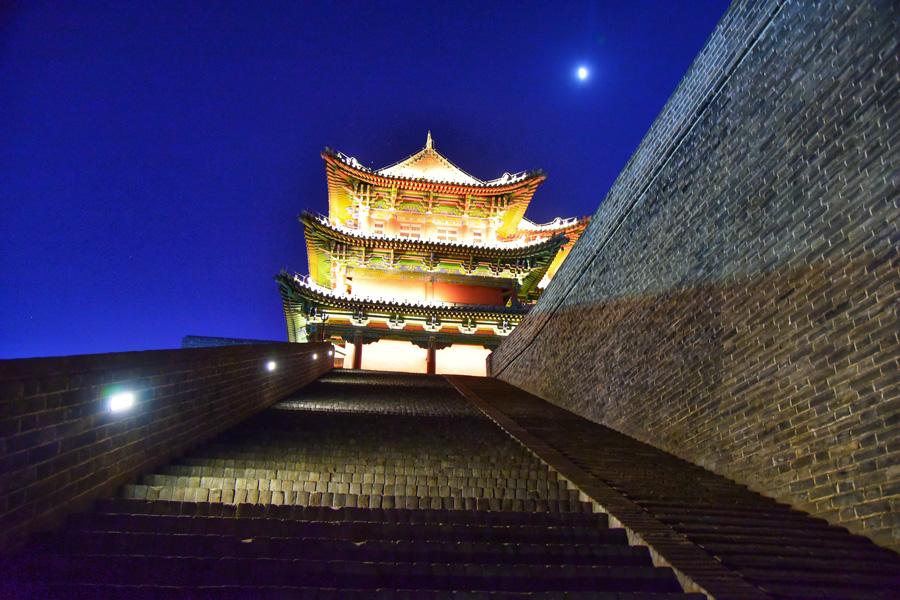 Datong city wall is one of the most well-preserved city walls in China. It\'s bigger and taller than the ones in Pingyao and Xian. Though it was rebuilt, that process was based on a very accurate blueprint from nearly a century ago. (Photo/chinadaily.com.cn)