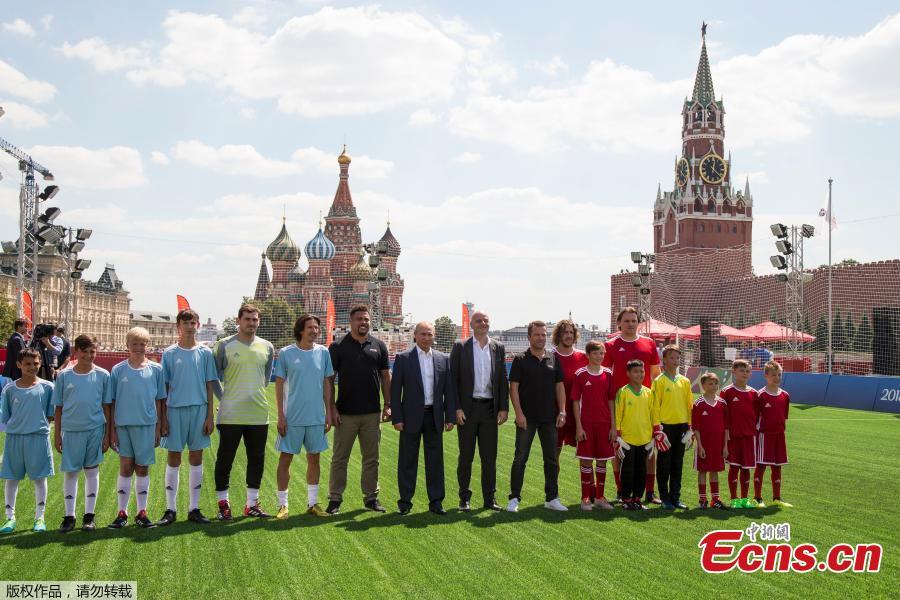Russian President Vladimir Putin and FIFA President Gianni Infantino pose for a picture with team members as they take part in the opening of an exhibition match in the World Cup Football Park in Red Square in central Moscow, Russia June 28, 2018. Young Russian footballers taking part in the exhibition match had the chance to show-off their skills in front of FIFA Legends as well as Gianni Infantino and Vladimir Putin. (Photo/Agencies)