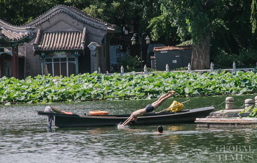 A man jumps into the water to cool off as temperatures hit 34 degrees in Beijing on Thursday. (Photo: Li Hao/GT)