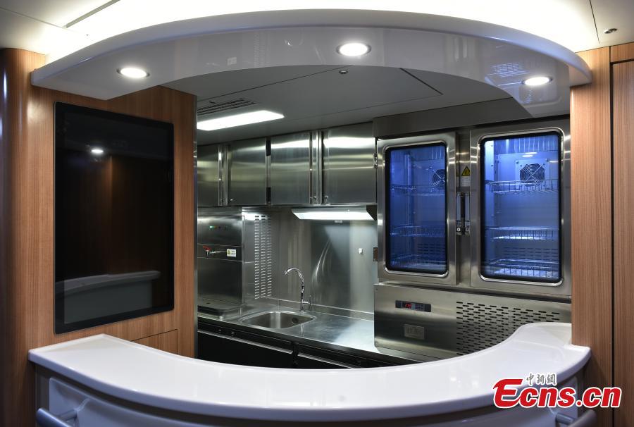 The canteen on an extended version of the Fuxing bullet train in Daxing District, Beijing. With a designed speed of 350 kilometers per hour, the new train is 414.26 meters long with 16 carriages, twice as many as the current Fuxing. It has 1,193 seats. (Photo: China News Service/Zhai Lu)