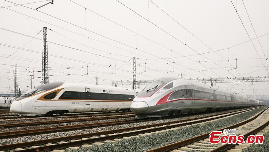A view of the extended version of the Fuxing bullet train in Daxing District, Beijing. With a designed speed of 350 kilometers per hour, the new train is 414.26 meters long with 16 carriages, twice as many as the current Fuxing. It has 1,193 seats. (Photo: China News Service/Zhai Lu)
