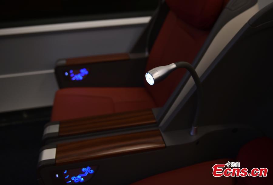 A view of the interior of the extended version of the Fuxing bullet train in Daxing District, Beijing. With a designed speed of 350 kilometers per hour, the new train is 414.26 meters long with 16 carriages, twice as many as the current Fuxing. It has 1,193 seats. (Photo: China News Service/Zhai Lu)
