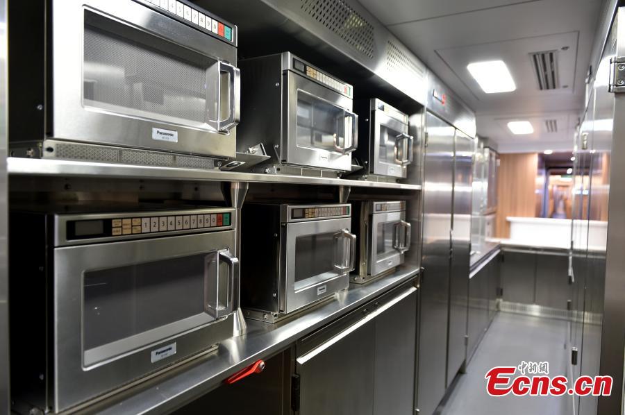 The canteen on an extended version of the Fuxing bullet train in Daxing District, Beijing. With a designed speed of 350 kilometers per hour, the new train is 414.26 meters long with 16 carriages, twice as many as the current Fuxing. It has 1,193 seats. (Photo: China News Service/Zhai Lu)