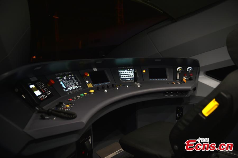 Inside a driver’s cabin on a new Fuxing train in Daxing District, Beijing. With a designed speed of 350 kilometers per hour, the new train is 414.26 meters long with 16 carriages, twice as many as the current Fuxing. It has 1,193 seats. (Photo: China News Service/Zhai Lu)