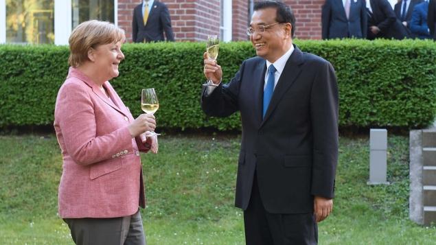 Premier Li attends a welcome ceremony held by Chancellor Merkel before an annual meeting between the heads of the two countries\' governments in Berlin on May 31, 2017. (Photo/Xinhua)