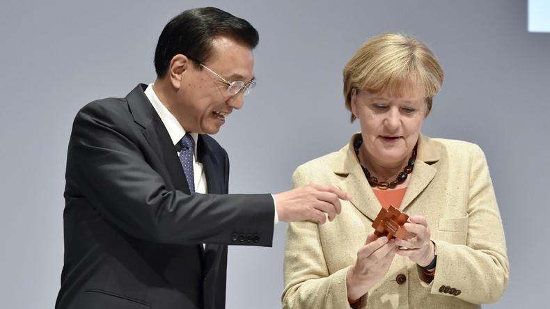 Chinese Premier Li Keqiang will attend the seventh leaders\' meeting of China and the Central and Eastern European countries (CEEC) in Sofia. During the visit to Europe, Li will hold talks with Chancellor Angela Merkel of Germany while co-chairing the intergovernmental consultations between China and Germany. Also, Li and Merkel will attend the China-Germany Economic and Technical Cooperation Forum and the China-Germany automated driving exhibition. Before their 9th meeting, let\'s take a retrospect at the previous meetings since May 2013 when Li first visited Germany as a premier. Li presents a burr puzzle to Merkel in Berlin, Germany on October 10, 2014. (Photo/Xinhua)