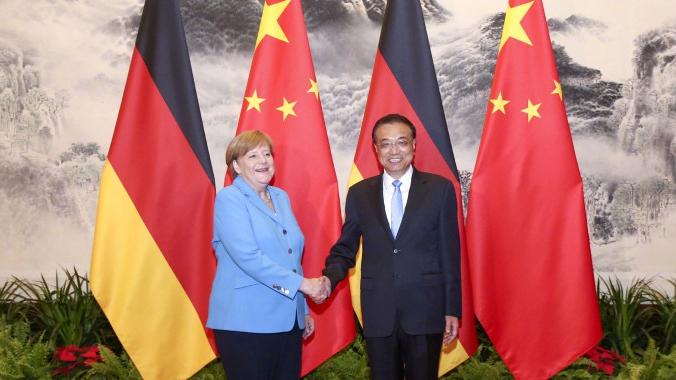 Premier Li and Chancellor Merkel jointly meet the press at the Great Hall of the People in Beijing on May 24, 2018. Both sides agree to promote China-Germany relations to higher levels. (Photo/Xinhua)