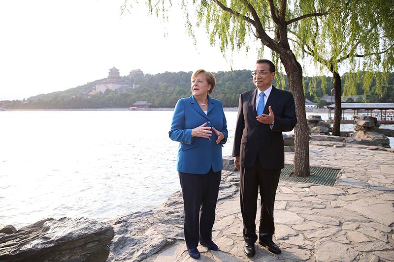 During her ninth trip to China, Chancellor Merkel visits Kunming Lake at the Summer Palace in Beijing accompanied by Premier Li on June 12, 2016. (Photo/Xinhua)