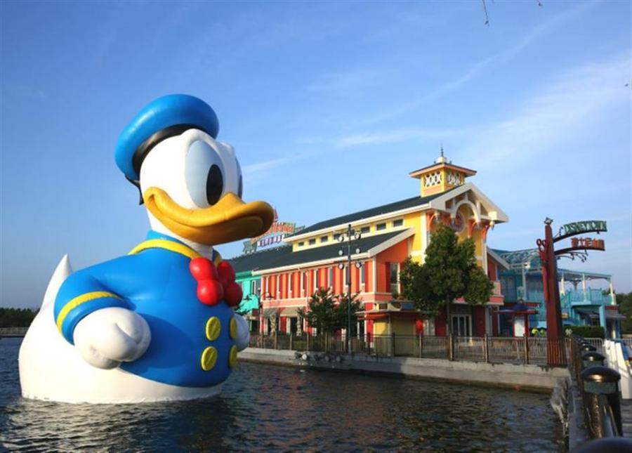 The 11-meter-tall rubber Donald Duck floats in the Wishing Star Lake in Shanghai\'s Disney Resort on June 10, 2018. (Photo/Shine.cn)
A 11-meter-tall giant rubber Donald Duck made its debut in the Wishing Star Lake in Shanghai\'s Disney Resort on Monday, the resort said. The giant rubber duck will float in the lake for the summer and is expected to become a main attraction in the resort.