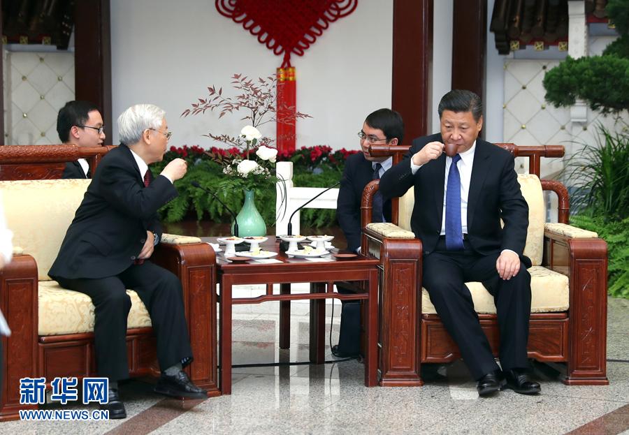 Jan. 12, 2017
President Xi Jinping has a tea break with Vietnam\'s ruling party chief Nguyen Phu Trong after an official meeting at the Great Hall of the People in Beijing. (Photo/Xinhua)
Xi and Trong talked about the tea culture that the two countries share. Xi also shared the connotation of the Chinese character (茶) of tea, which is formed with Chinese character people (人)between grass (艸) and trees (木).
Just as people may bump into each other, nations may also have frictions with one another. As long as people can shelve differences, promote harmony and adhere to the principle of harmony in diversity, people can maximize their common interests.