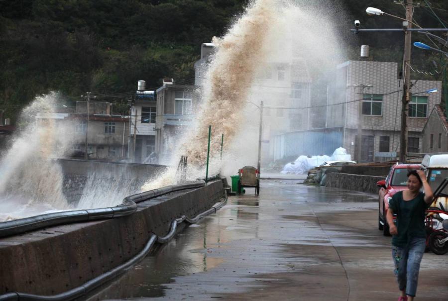 Huge waves and strong winds are unleashed in Wenling city, Zhejiang Province on Wednesday as Typhoon Maria made landfall in neighbouring Fujian Province. (Photo/Xinhua)
Maria, the eighth typhoon this year, made landfall at around 9:10 a.m. Wednesday in Lianjiang County, East China\'s Fujian Province, bringing gales of up to 42 meters per second at its eye, according to local meteorological authorities.
