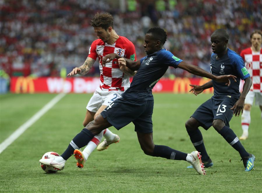 Blaise Matuidi (C) of France vies with Sime Vrsaljko (L) of Croatia during the 2018 FIFA World Cup final match between France and Croatia in Moscow, Russia, July 15, 2018. (Xinhua/Fei Maohua)