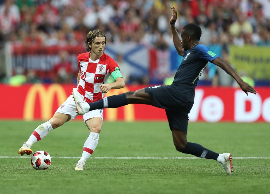 Luka Modric (L) of Croatia competes during the 2018 FIFA World Cup final match between France and Croatia in Moscow, Russia, July 15, 2018. (Xinhua/Fei Maohua)