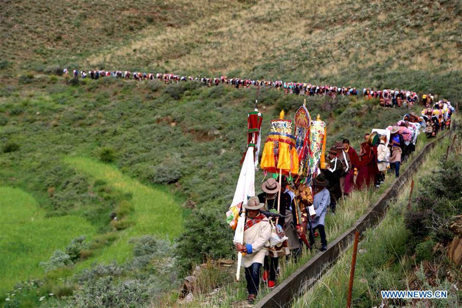 People of Tibetan ethnic group take part in a ceremony to pray for harvest during the annual Ongkor Festival in Qangkyim Village of Shannan City, southwest China\'s Tibet Autonomous Region, July 14, 2018. The Ongkor Festival, or Bumper Harvest Festival, which has a history of more than 1,500 years, is celebrated annually by local farmers praying for good harvests of crops. (Xinhua/Lhunzhub Cering)