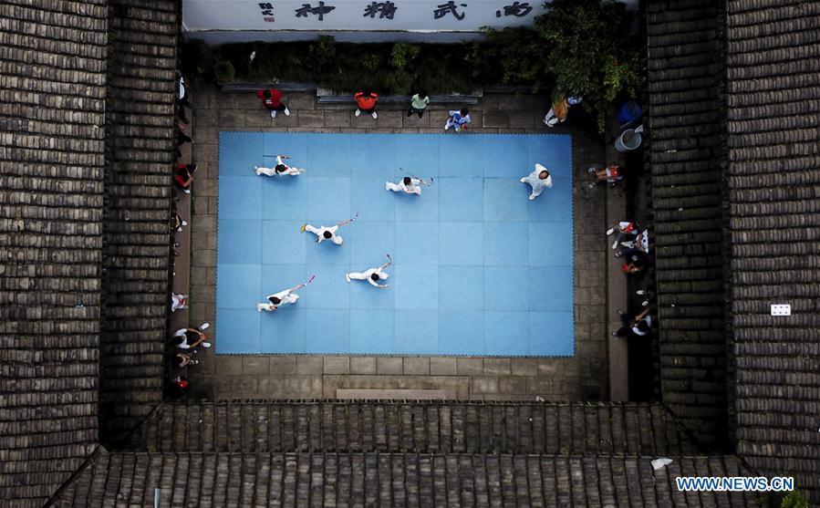 Aerial photo taken on July 14, 2018 shows a martial arts instructor demonstrating actions for children at Wenzhou Wushu Museum in Wenzhou, east China\'s Zhejiang Province. More than 120 children visited the museum on Sunday to learn about martial arts. (Xinhua/Su Qiaojiang)