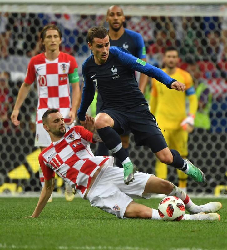 Antoine Griezmann (R front) of France vies with Marcelo Brozovic (L front) of Croatia during the 2018 FIFA World Cup final match between France and Croatia in Moscow, Russia, July 15, 2018. (Xinhua/Li Ga)
