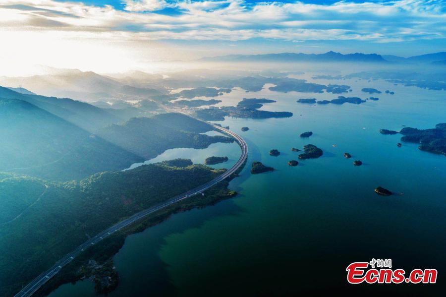 An aerial view of an expressway over a lake in Lushan Xihai, a scenic spot in East China’s Jiangxi Province, July 17, 2018. Lushan Xihai is known for the beautiful scenery and natural environment, including 1,667 islands and a water area of 308 square kilometers. (Photo: China News Service/Fu Jianbin)
