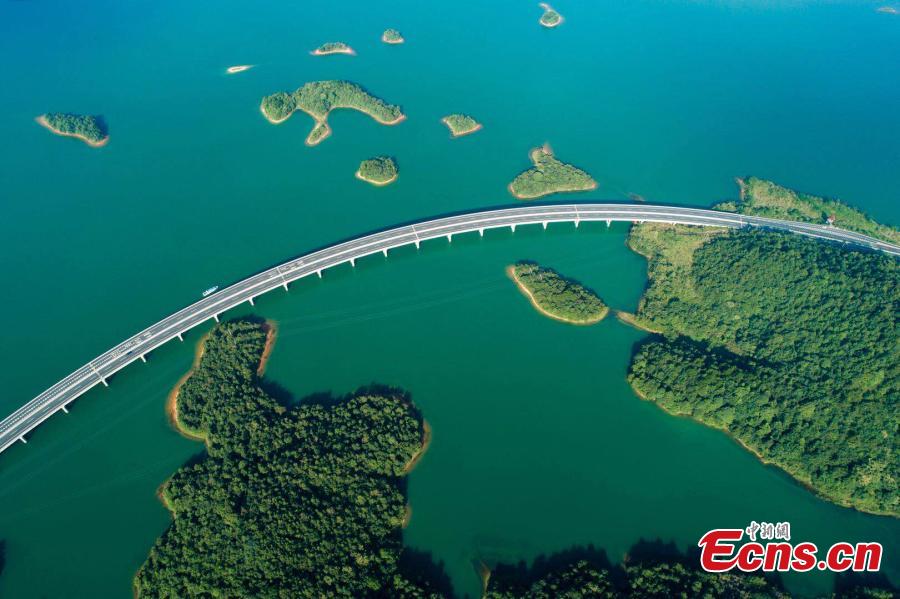 An aerial view of an expressway over a lake in Lushan Xihai, a scenic spot in East China’s Jiangxi Province, July 17, 2018. Lushan Xihai is known for the beautiful scenery and natural environment, including 1,667 islands and a water area of 308 square kilometers. (Photo: China News Service/Fu Jianbin)