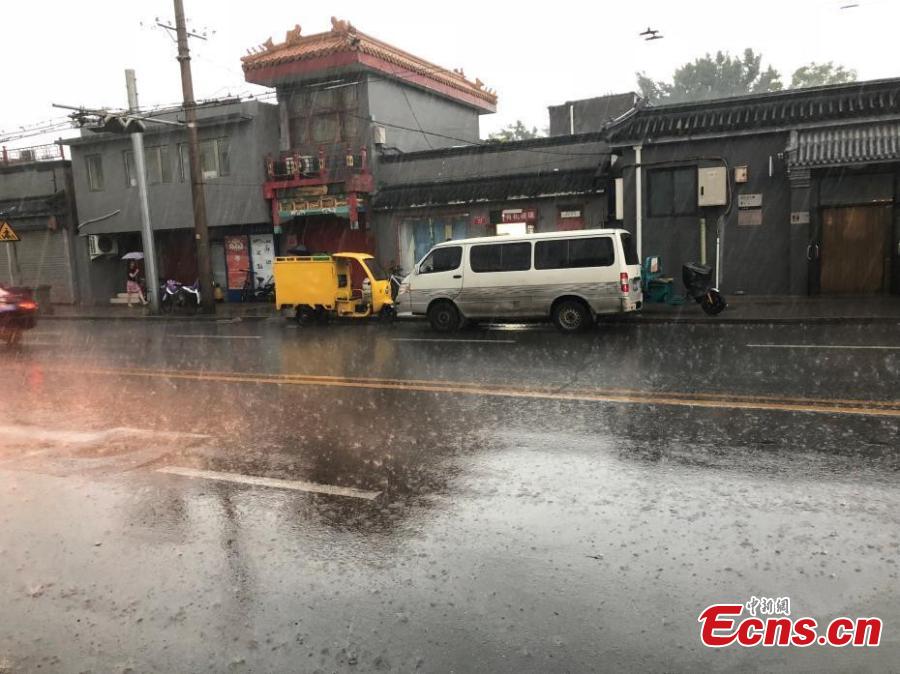 Vehicles drive during a downpour in Xicheng district of Beijing, on July 17, 2018. Areas of Beijing saw flooding after several days of rain. (Photo: China News Service/ Zhang Kaixin)