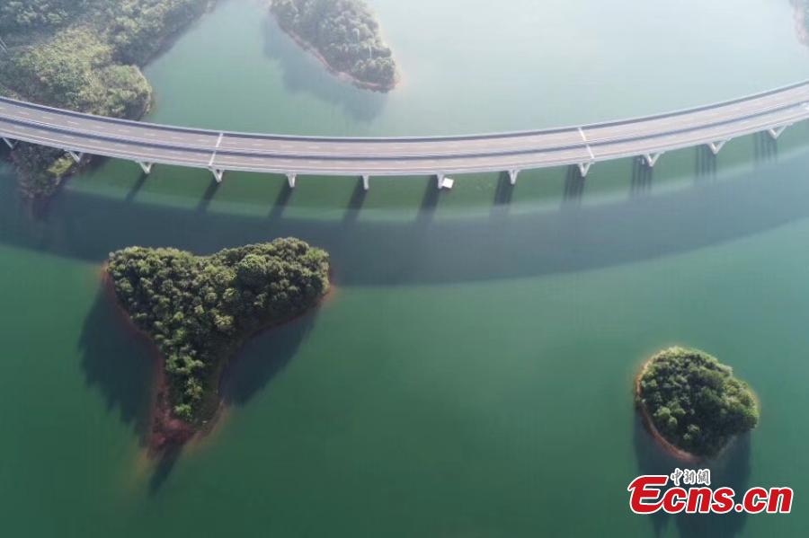 An aerial view of an expressway over a lake in Lushan Xihai, a scenic spot in East China’s Jiangxi Province, July 17, 2018. Lushan Xihai is known for the beautiful scenery and natural environment, including 1,667 islands and a water area of 308 square kilometers. (Photo: China News Service/Fu Jianbin)
