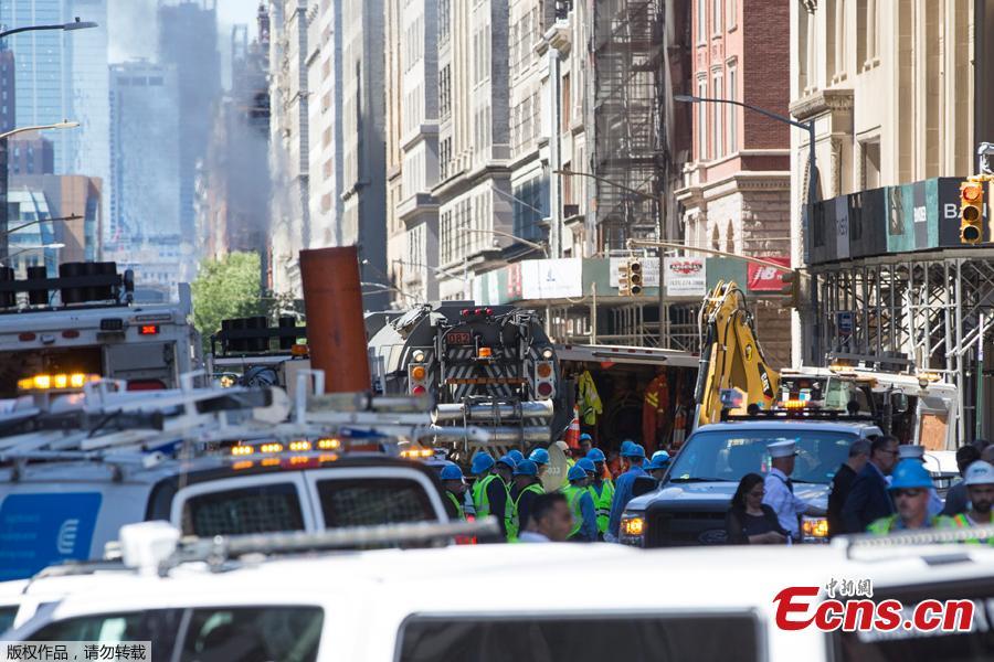 Rescuers work at the site after a steam pipe exploded in Manhattan\'s Flatiron District, New York City, U.S., July 19, 2018. Five minor injuries have been reported, according to the New York City Fire Department. The incident prompted the evacuation of 28 buildings and warnings of possible asbestos risk. (Photo: China News Service/Liao Pan)