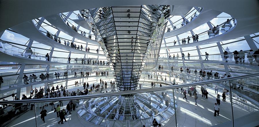Reichstag the New German Parliment (Photo/Courtesy of Rudi Meisel)
Among them are iconic designs that have shaped cities\' skylines and landscapes, such as the Great Court of the British Museum and the new German Parliament building.
Several of Foster + Partners\' projects in China are also on display, such as terminal 3 of Beijing Capital International Airport and the headquarters of the Hong Kong and Shanghai Banks. The exhibition also features several ongoing urban plans which the firm has formulated for developing cities like Hangzhou, Wuhan and Shenzhen, as an example of the country\'s increasing urbanization.