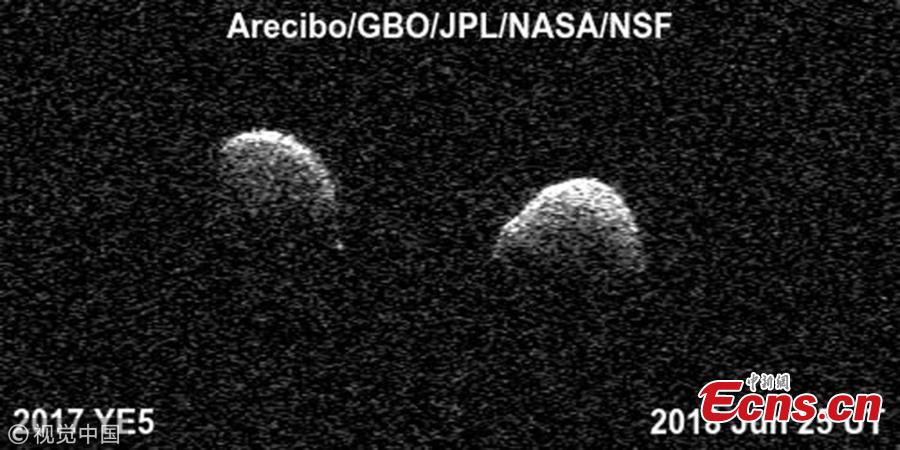 Bi-static radar images of the binary asteroid 2017 YE5 from the Arecibo Observatory and the Green Bank Observatory on June 25. (Photo/VCG)
The near-Earth asteroid 2017 YE5 was first spotted by astronomers on December 2017 but little was known about the space rock. One year later and on June 21, 2018, the asteroid made its closest approach to the planet for the next 170 years. When the asteroid approached within 3.7 million miles of Earth, NASA was to reveal some of its incredible physical proprieties. NASA’s astronomers at the Goldstone Sola System Radar (GSSR) in California determined YE5 was not one, but two asteroids ? a so-called binary system.GSSR observations revealed two very distinct shapes dancing around one another in space. NASA’s new photographs of the binary system offer the most detailed observations yet of this unusual phenomenon.