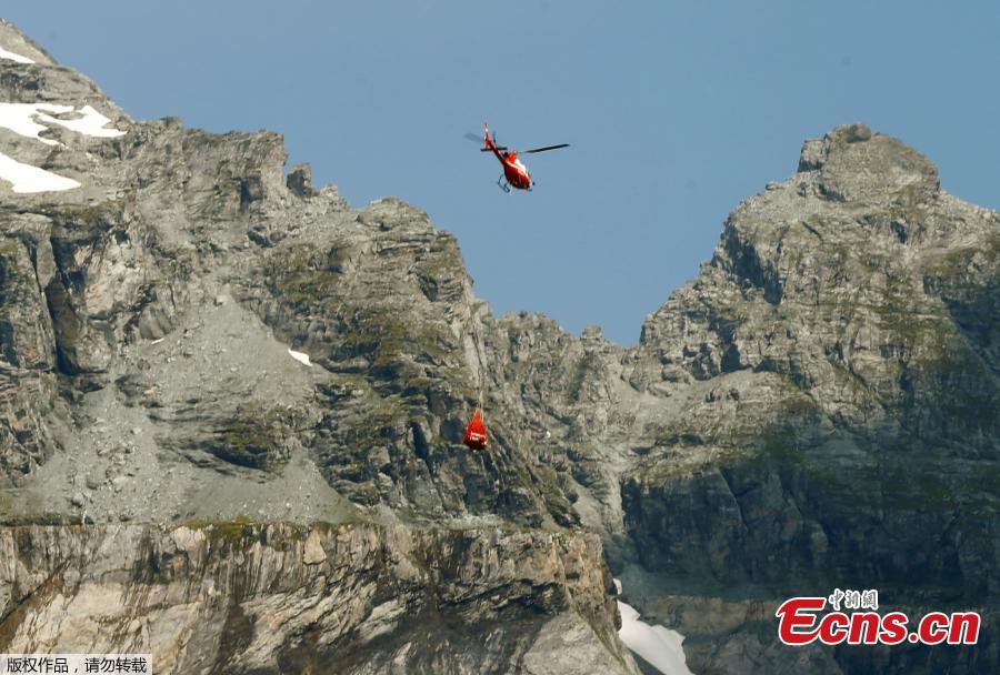 A helicopter flies to the accident site of a Junkers Ju-52 airplane of local airline JU-AIR at 2,450 meters above sea level near the mountain resort of Flims, Switzerland August 5, 2018. (Photo/Agencies)