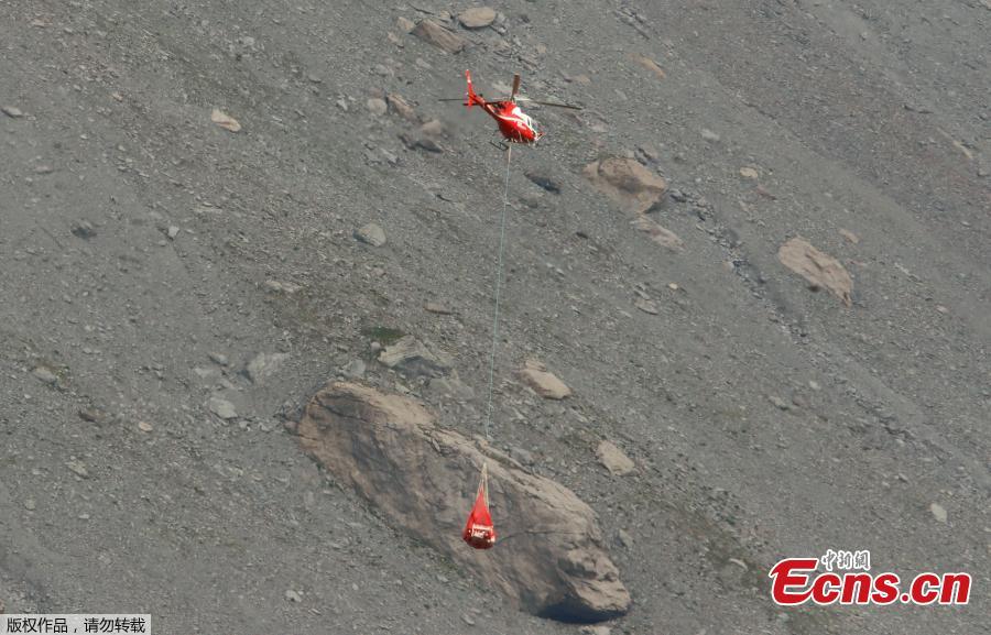 A helicopter flies to the accident site of a Junkers Ju-52 airplane of local airline JU-AIR at 2,450 meters above sea level near the mountain resort of Flims, Switzerland August 5, 2018. (Photo/Agencies)