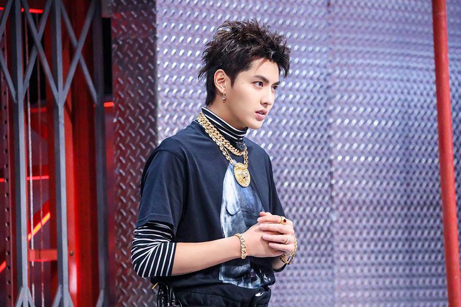 Singer-songwriter Kris Wu performs his song Young OG, combining traditional Chinese musical instruments with hip hop music, at the season 2 of the The Rap of China, a reality show on hip-hop by streaming media platform iQiyi. (Photo provided to China Daily)