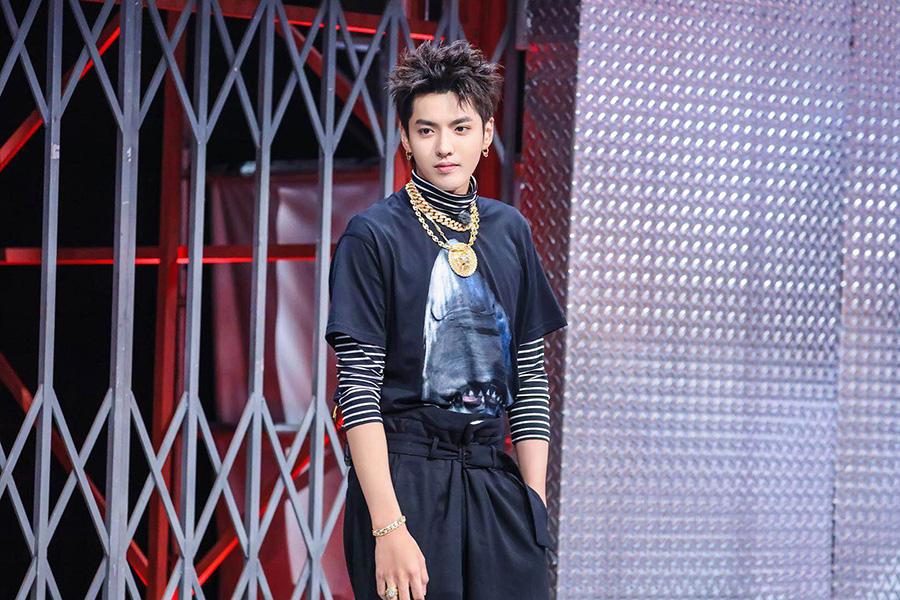 Singer-songwriter Kris Wu performs his song Young OG, combining traditional Chinese musical instruments with hip hop music, at the season 2 of the The Rap of China, a reality show on hip-hop by streaming media platform iQiyi. (Photo provided to China Daily)