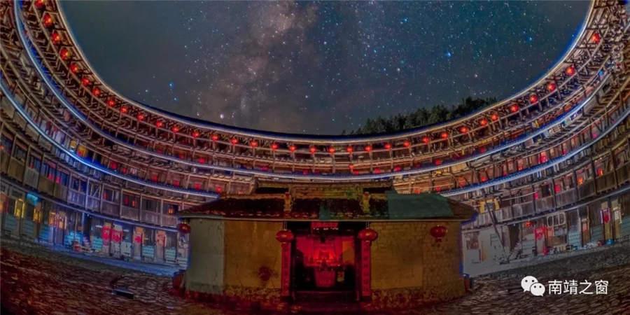 The beautiful starry sky above a yard in a tulou or earthen building in Fujian Province. (Photo provided to chinadaily.com.cn)
Sitting in a yard surrounded by earthen buildings and viewing the starry sky is a cherished memory of childhood. However, the bustling city life has kept many people from enjoying the stars. Now, the dark night sky has become a symbol of romance, a mysterious natural phenomenon attracting people to explore it.