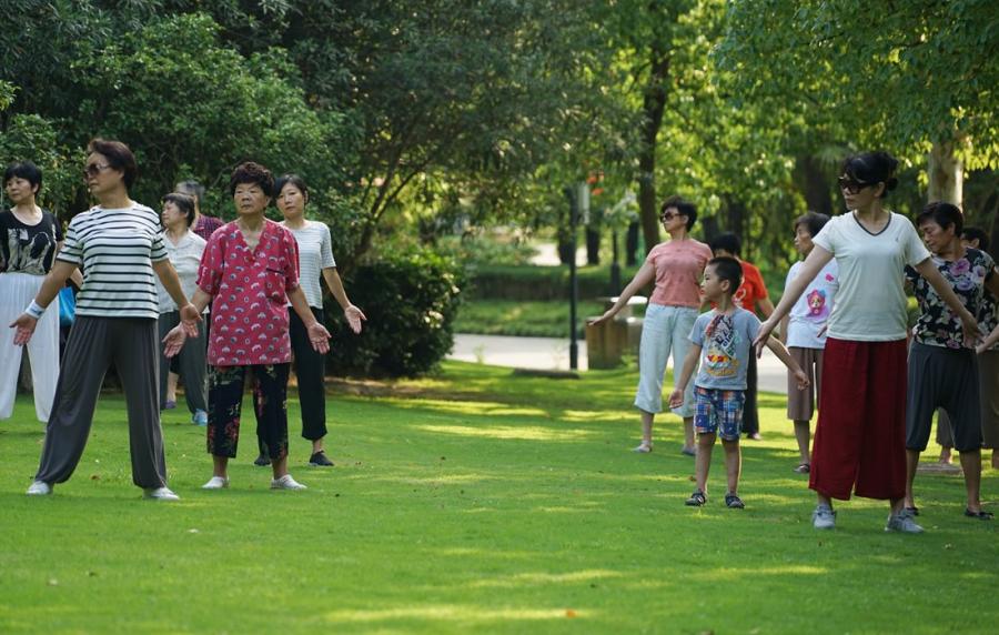 People celebrate National Fitness Day by exercising in Huangxing Park in the Yangpu District, East China\'s Shanghai, on August 8. Since 2009, National Fitness Day is held every year on August 8, and marks the anniversary of the opening ceremony of the 2008 Beijing Olympic Games. (Photo: Xiang Jun/GT)0