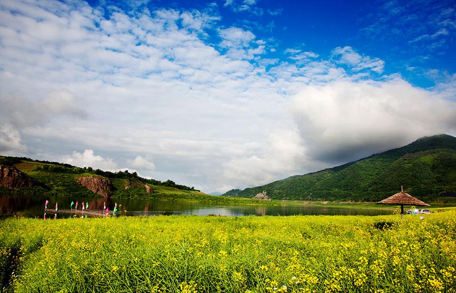 Ji\'an, a small city on the north bank of the Yalu River in Northeast China\'s Jilin Province, has attracted lots of tourists who come to enjoy the cool weather on hot days as well as the beautiful scenery. The area is developing ecological, rural and cultural tours to make full use of the Yalu River and there are many spots that deeply impress visitors, such as wooden bridges, small streams and recreational sites. (Photo provided to China Daily)