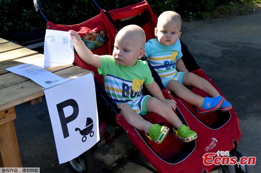 Twins and triplets children are seen, as they set the new record of twins, at the Festival Of Twins in Kiev, Ukraine, Aug. 11, 2018. Representatives of the Ukrainian National Register of Records registered the new record at 200 pairs of twins and triplets, who gathered at the same time in the same place. (Photo/Agencies)