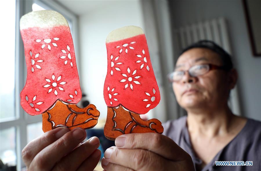 Li Wei shows shadow puppet accessories in Jinan, east China\'s Shandong Province, Aug. 14, 2018. Li, 63, is the son of Jinan shadow puppet show master Li Xingtang. He learned shadow puppet performance from his father in childhood. After his father passed away 11 years ago, Li Wei took over the task of developing and innovating the art of Jinan puppet show. Since last summer, Li has kept on presenting traditional shadow puppet plays at the Baihuazhou scenic area in Jinan every weekend for free. (Xinhua/Zhao Xiaoming)